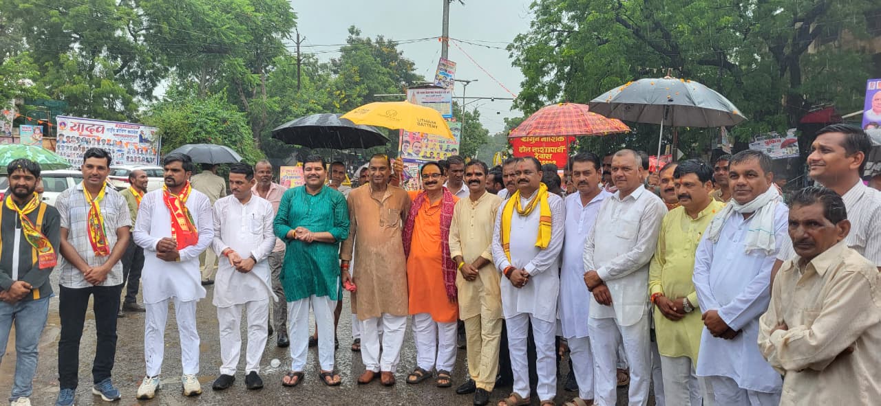 बरसते पानी मे खड़े होकर किया स्वागत