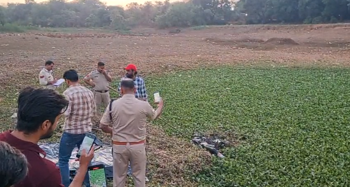 नगर पालिका कर्मियों की सहायता से निकाला तालाब से शव