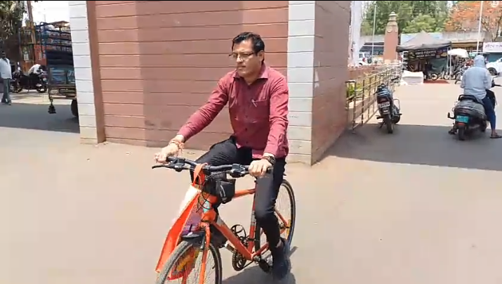 नगर पालिका अध्यक्ष निलेश पटेल उतरे साइकिल पर