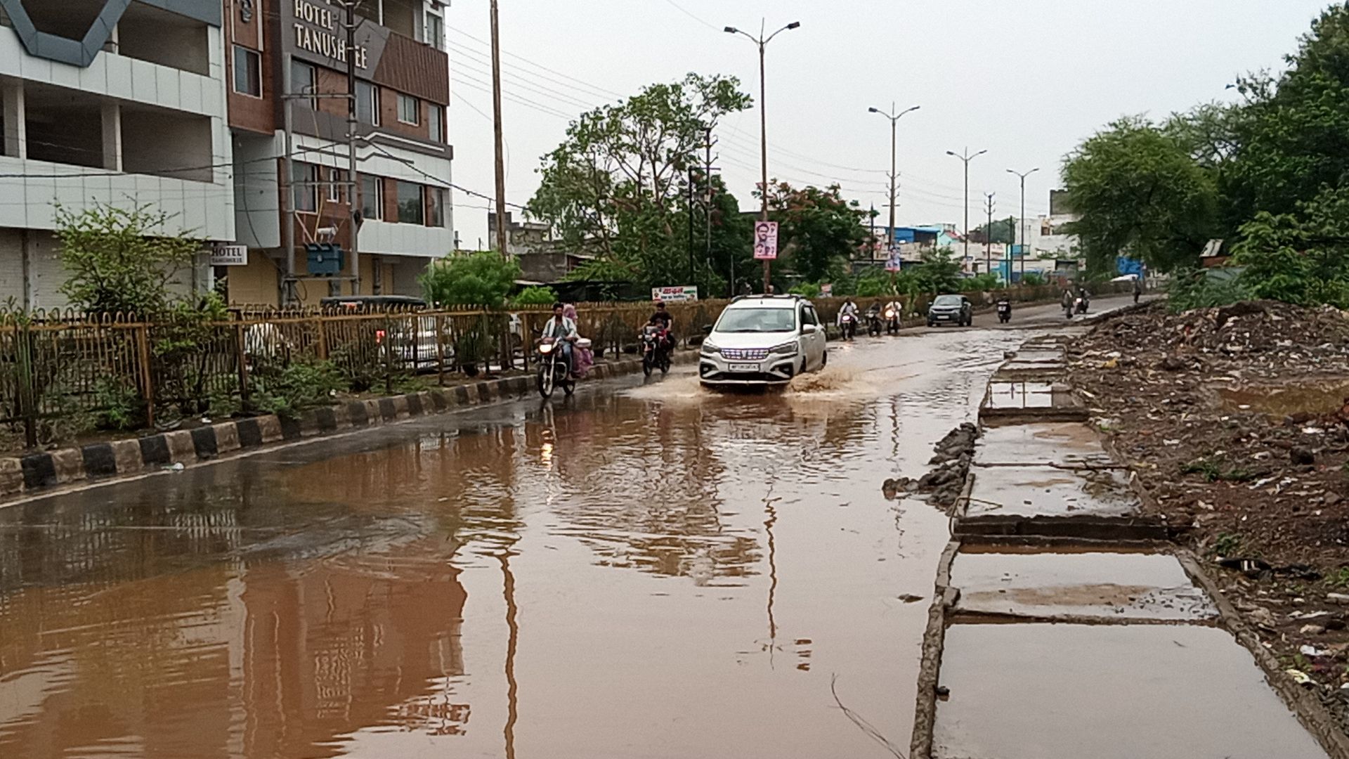पहली बारिश में डूबा नेशनल हाइवे 552 G