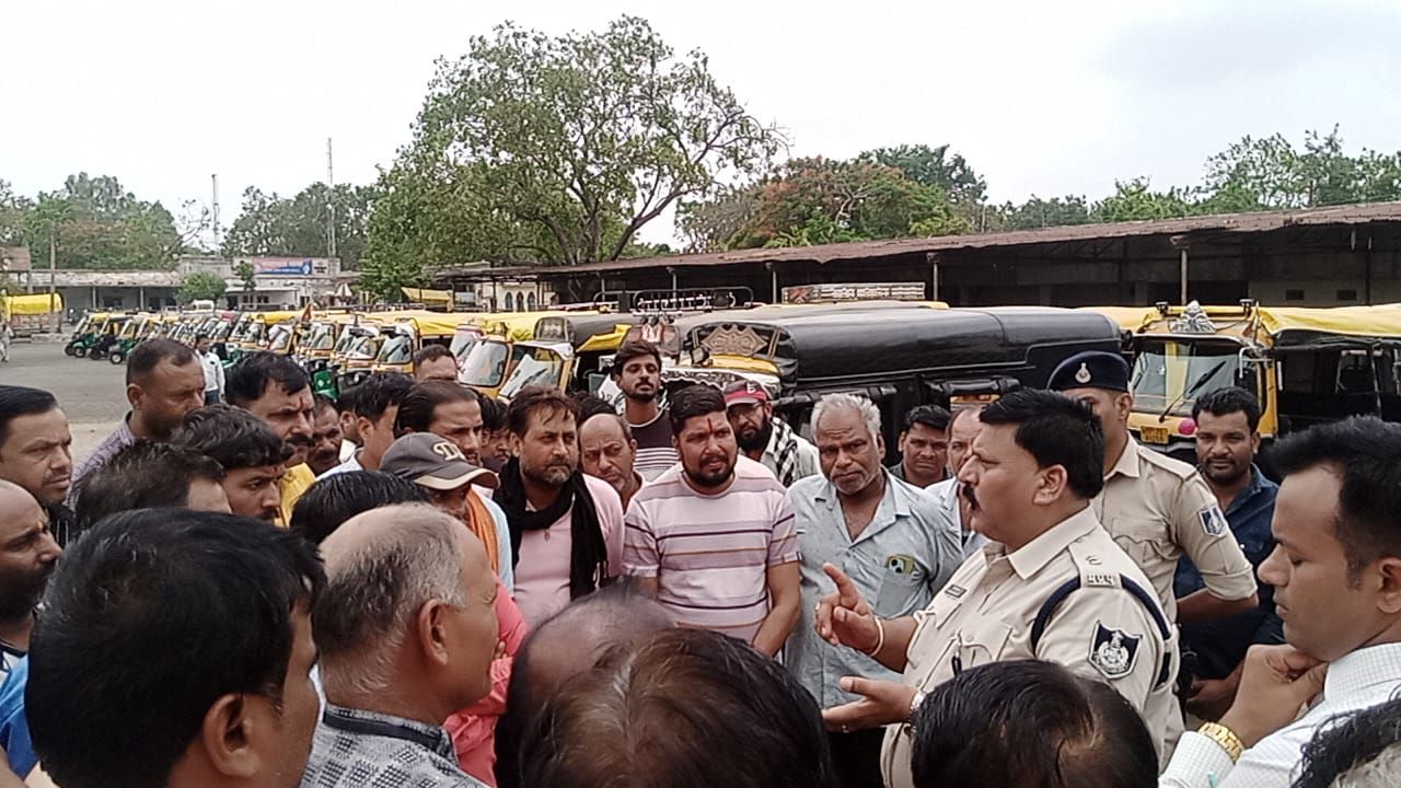 फिटनेस प्रमाण-पत्र की समस्या को लेकर ऑटो रिक्शा यूनियन की हड़ताल