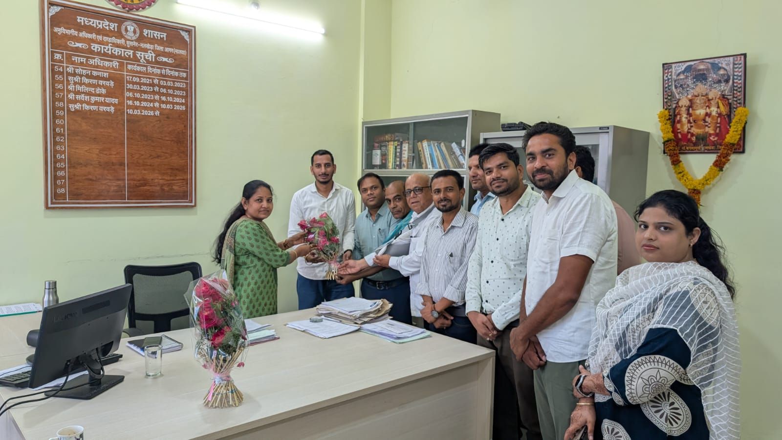 नवागत अनुविभागीय अधिकारी का तहसील कार्यालय के कर्मचारियों एवं पटवारियों ने किया स्वागत