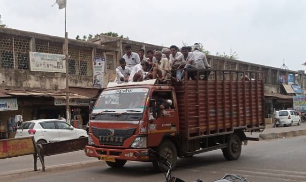 पशु व्यापारी वाहनों की छतों पर बैठक कर रहे सफर