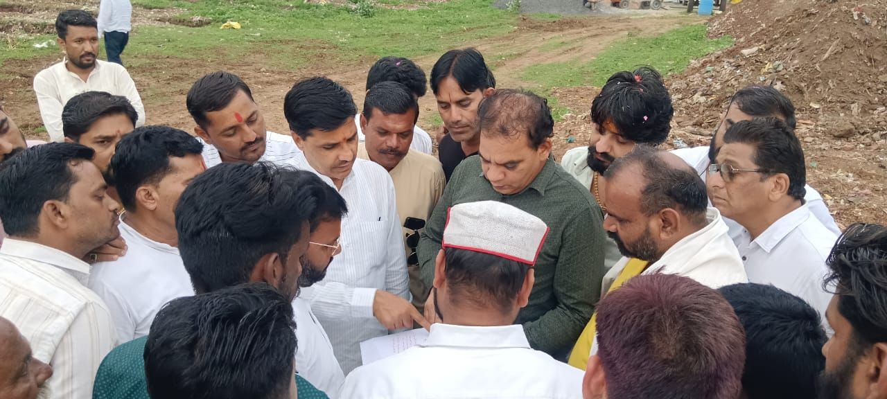 श्मशान भूमि पर प्रस्तावित फायर स्टेशन का भाजपा नेताओं ने किया निरीक्षण, मुख्य मार्ग पर निर्माण की उठाई मांग