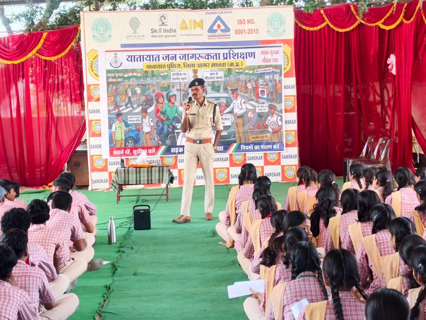 यातायात पुलिस ने संस्कार स्कूल में चलाया जागरूकता अभियान