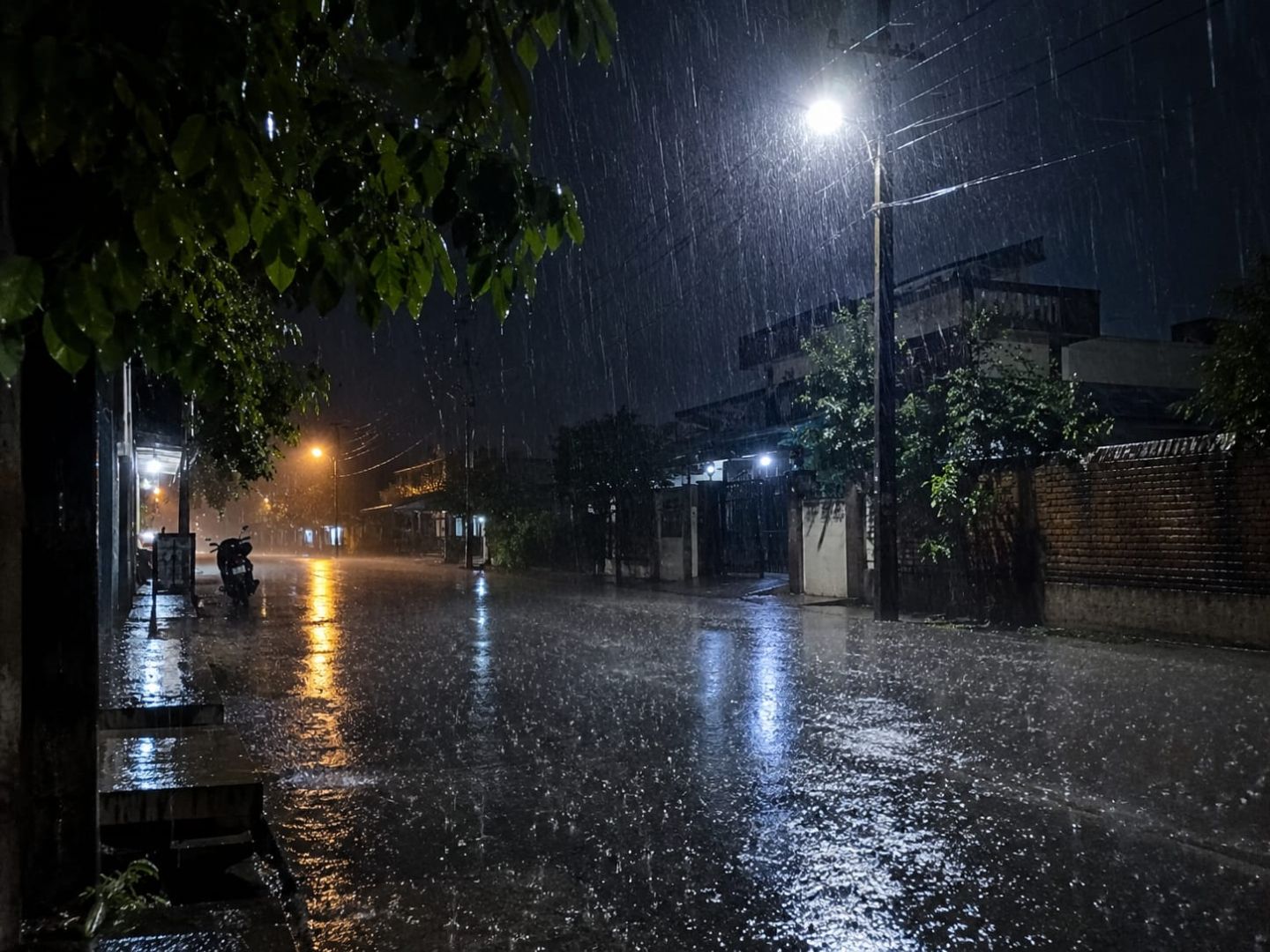 तेज हवा के साथ झमाझम बारिश