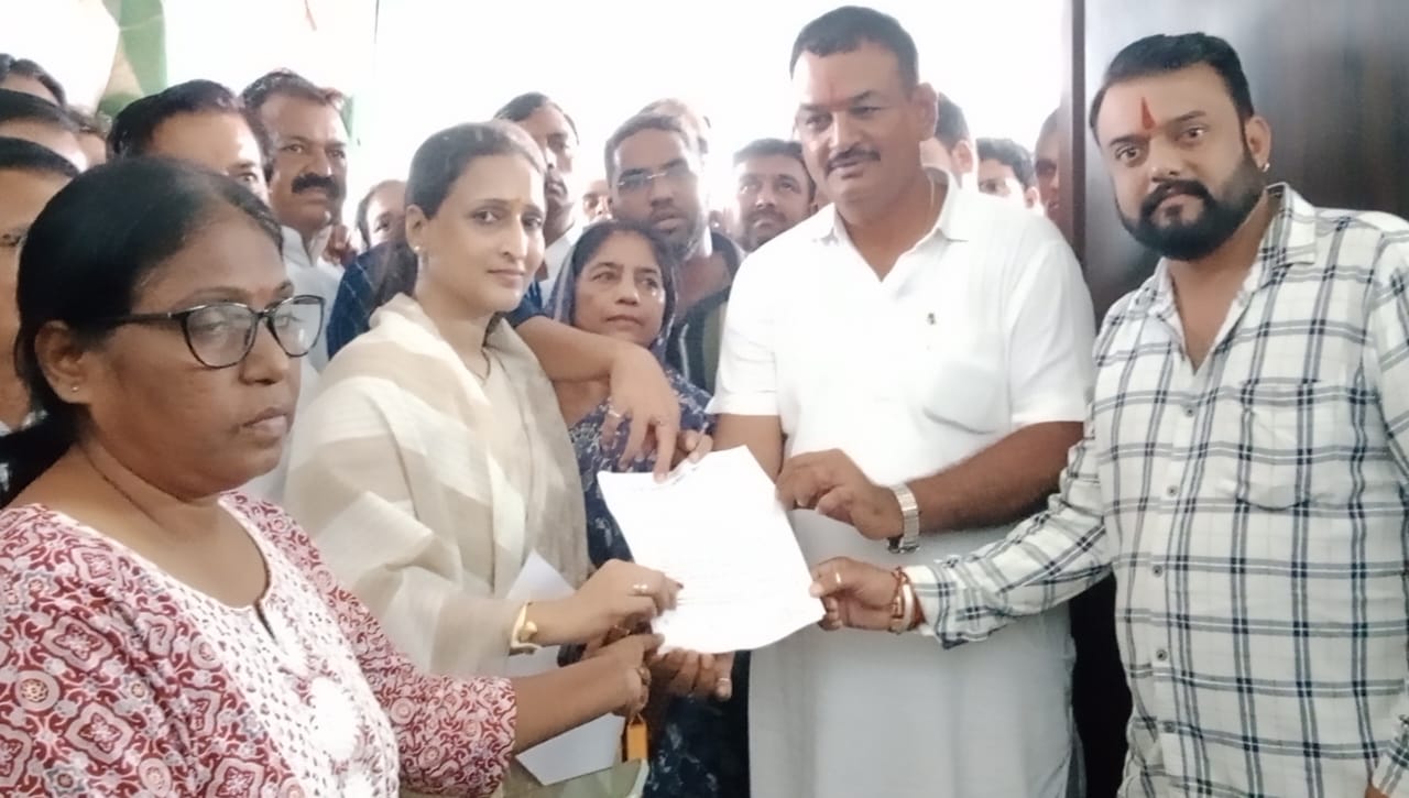 ओबीसी आरक्षण की मांग को लेकर राज्यपाल के नाम कलेक्टर को सौंपा ज्ञापन