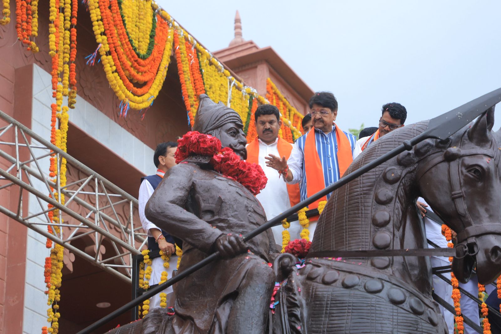 मंत्री कैलाश विजयवर्गीय और नागर सिंह चौहान ने बाबा साहब अम्बेडकर और महाराणा प्रताप की प्रतिमाओं का किया अनावरण