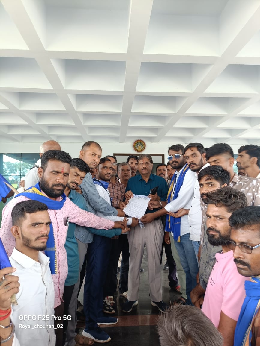 आज भीम आर्मी भारत एकता मिशन, जिला इकाई आगर मालवा द्वारा राष्ट्रपति को संबोधित एक ज्ञापन अपर कलेक्टर आरपी वर्मा को सौंपा