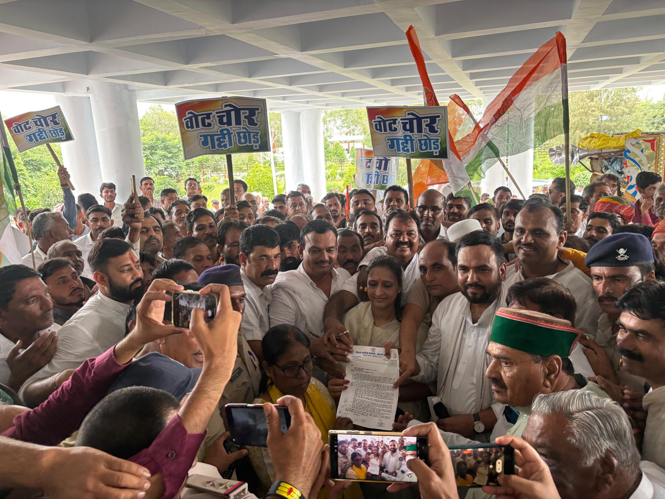 जिला कांग्रेस कमेटी ने कलेक्टर को सौंपा ज्ञापन