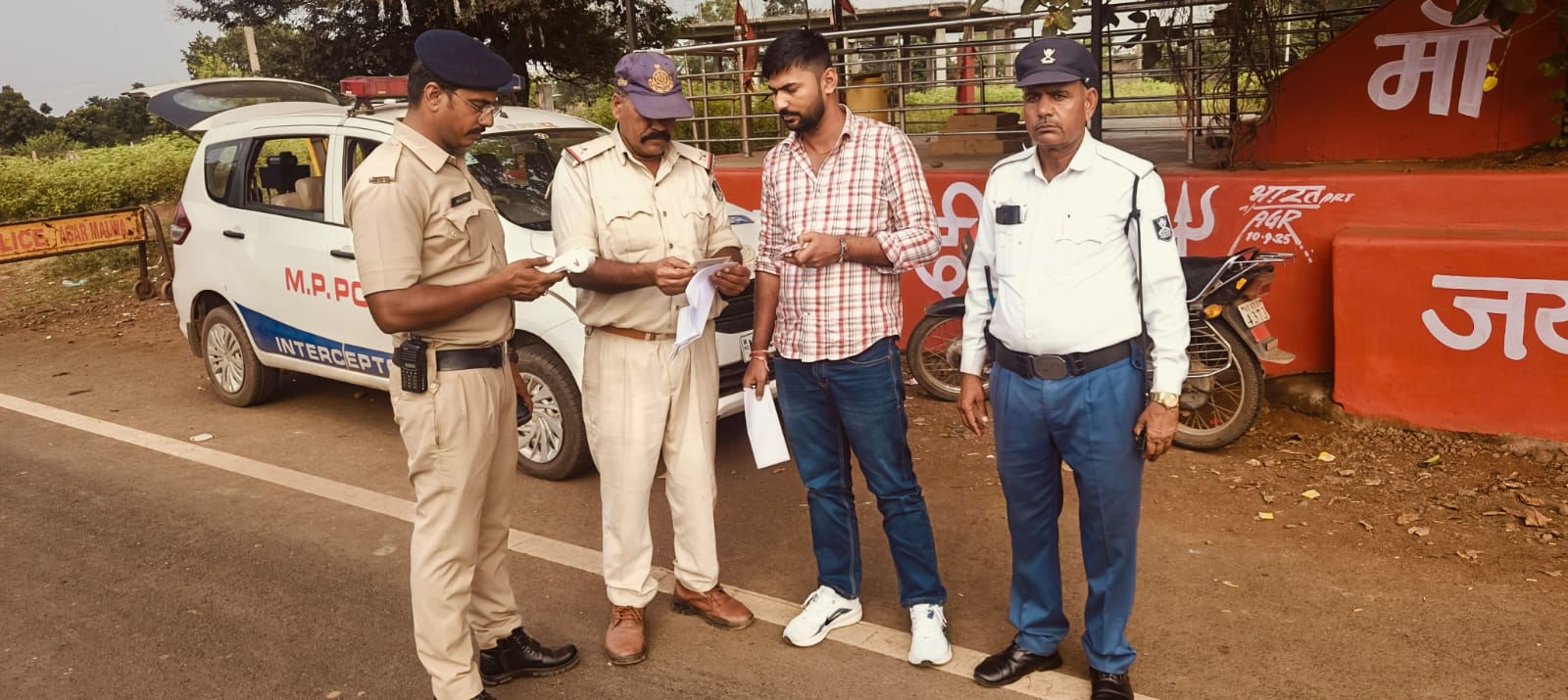 सड़क सुरक्षा अभियान में लगातार हो रही सख़्ती, आज 71 चालान, बनाकर ₹17,500 शुल्क वसूला