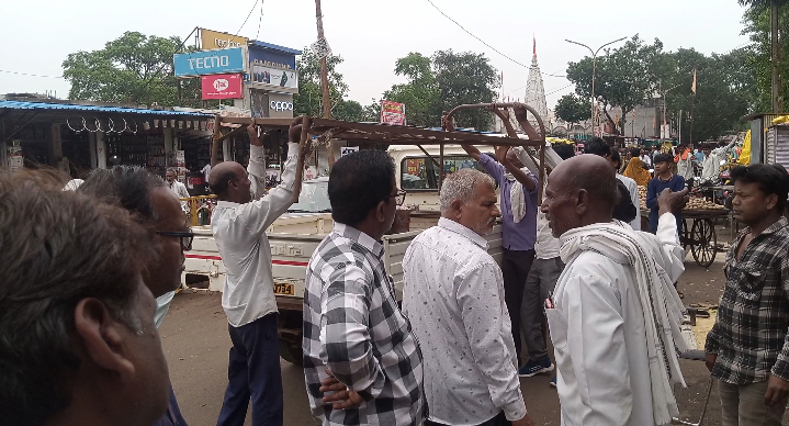 नगर पालिका ने शहर के मुख्यमार्ग से हटाया अतिक्रमण