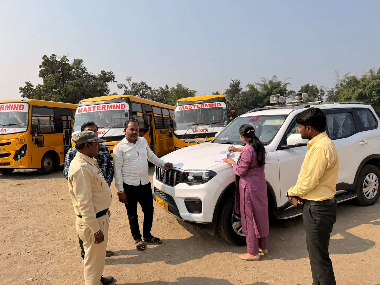 परिवहन विभाग द्वारा स्कूल बसों एवं अन्य वाहनों की जांच 8 वाहनों से 23,000 रुपये का शमन वसूला