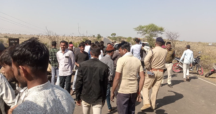 सिंचाई हेतु 10 घंटे बिजली की मांग पर आगर बड़ौद मार्ग पर किसानों का चक्का जाम