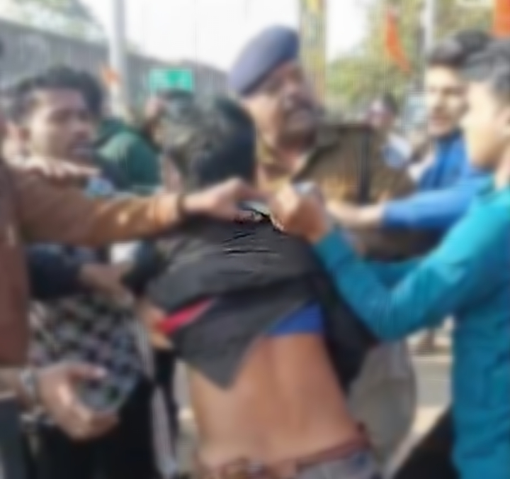 छेड़खानी कर रहे युवक को भीड़ ने पीटा, पुलिस ने छुड़ाया; मामला दर्ज