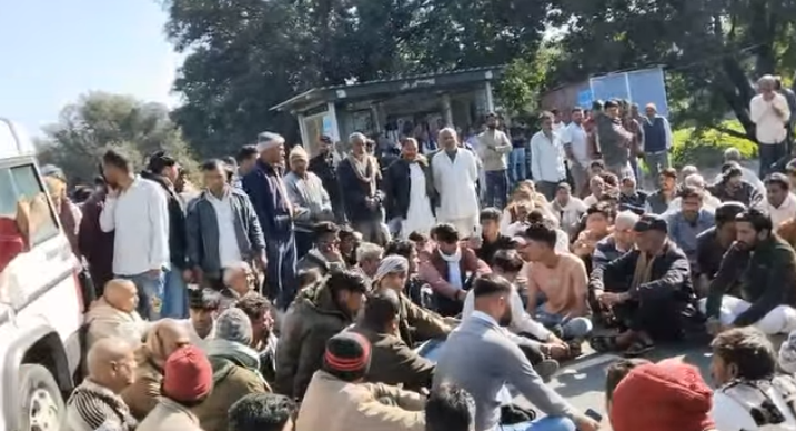 करंट लगने से हुई किसान की मौत, गुस्साए ग्रामीणों ने किया हाइवे जाम