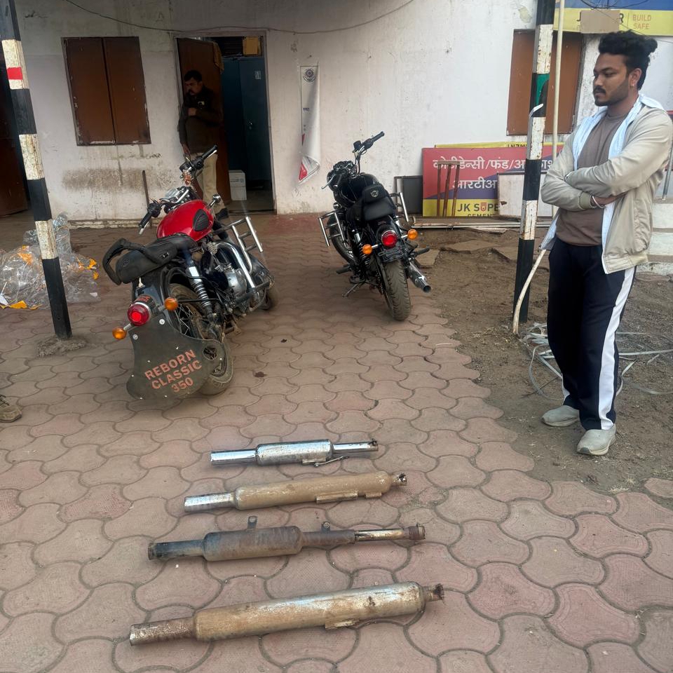 अवैध मोडिफाइड साइलेंसर वाली बुलेट गाड़ियों पर पुलिस की सख्त कार्रवाई