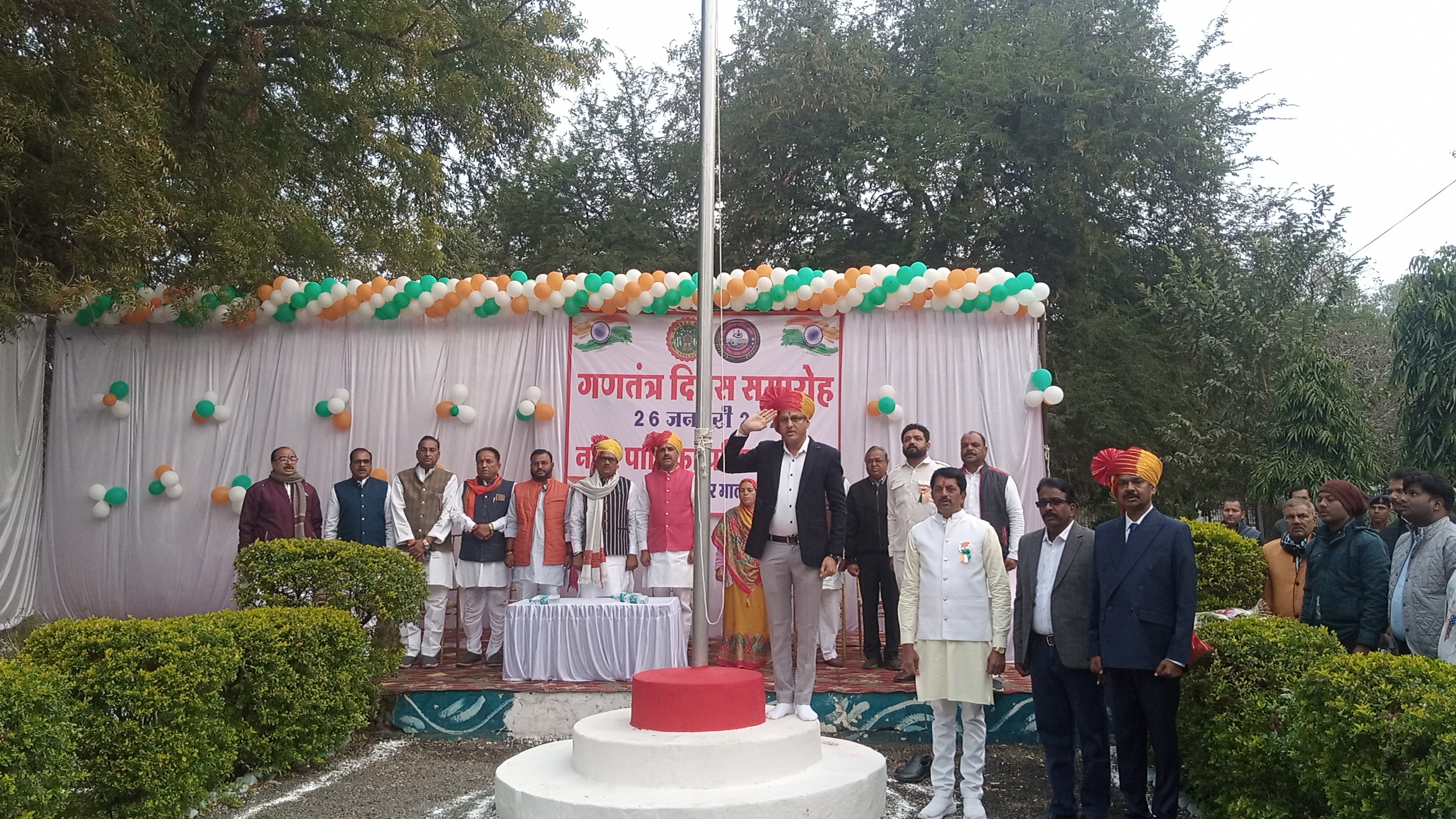 गणतंत्र दिवस पर नगर पालिका अध्यक्ष नीलेश पटेल ने गांधी उपवन में किया झंडावंदन