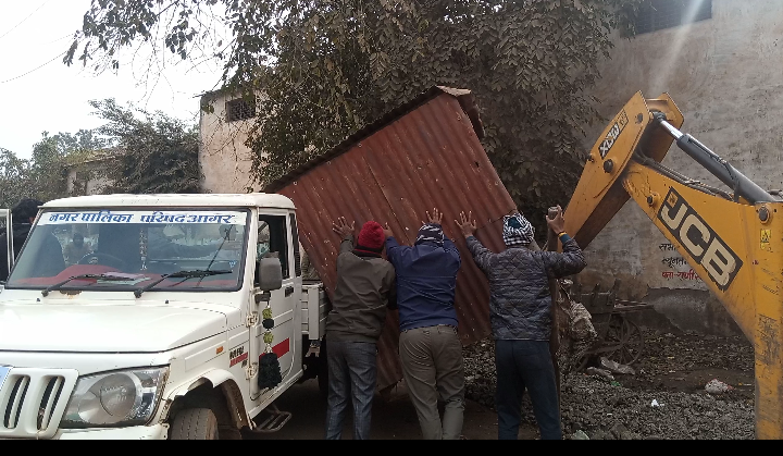 बड़ौद चौराहा मार्ग पर अतिक्रमण का प्रयास, नगरपालिका ने समय रहते की कार्रवाई
