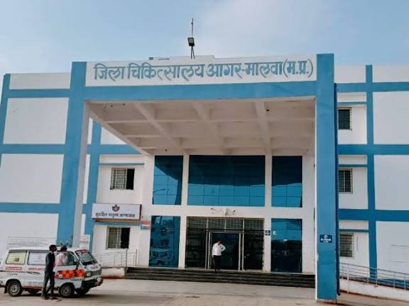 आगर जिला अस्पताल में अव्यवस्थाओं से मरीज परेशान नए–पुराने भवनों के बीच चक्कर काटने को मजबूर मरीज व परिजन