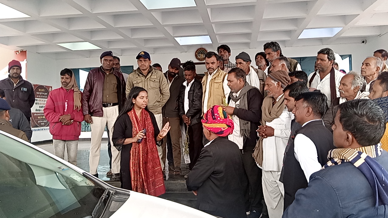 ओलावृष्टि से फसलें तबाह, किसानों ने कलेक्टर को सौंपा ज्ञापन