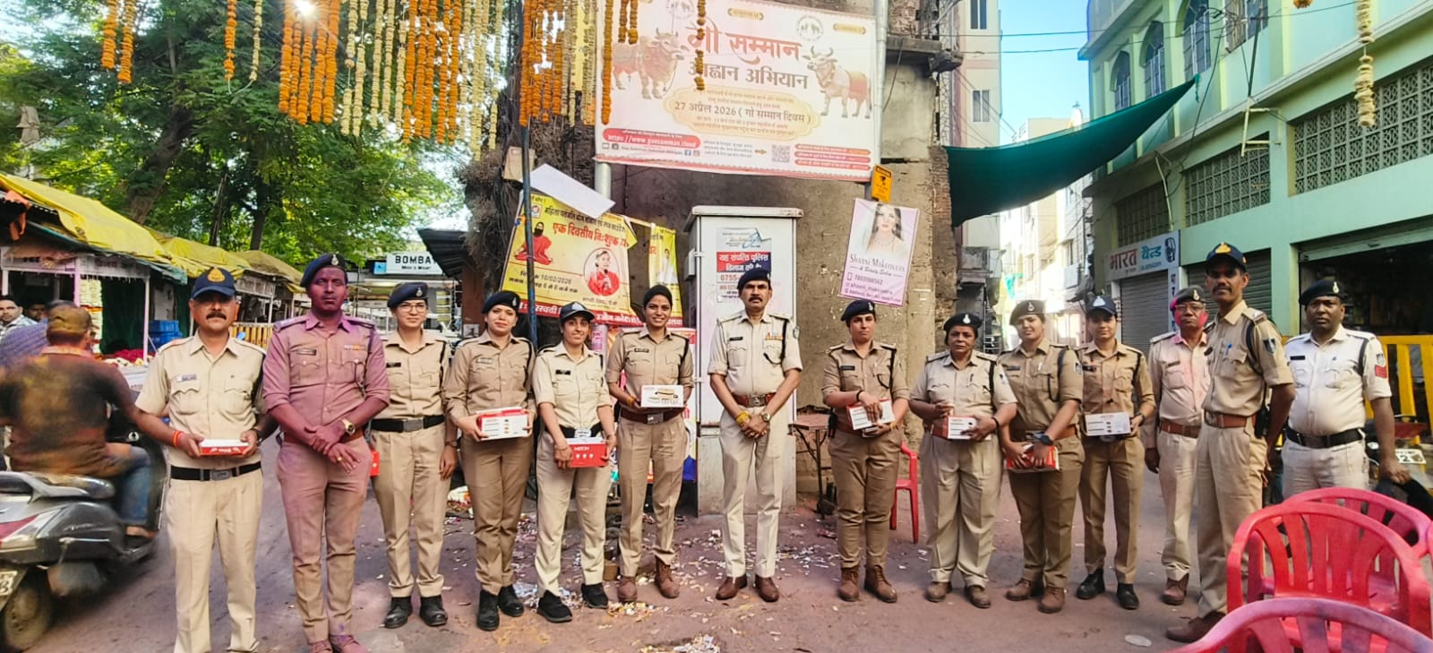 अंतर्राष्ट्रीय महिला दिवस पर पुलिस अधीक्षक द्वारा महिला पुलिस अधिकारी-कर्मचारियों का सम्मान, उपहार देकर दी शुभकामनाएं