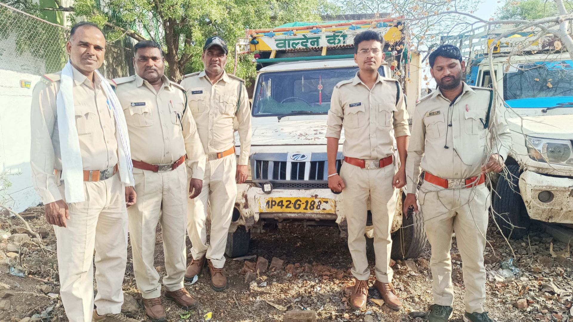 अवैध चिरान लकड़ी से भरा पिकअप जब्त, आरोपी पर मामला दर्ज