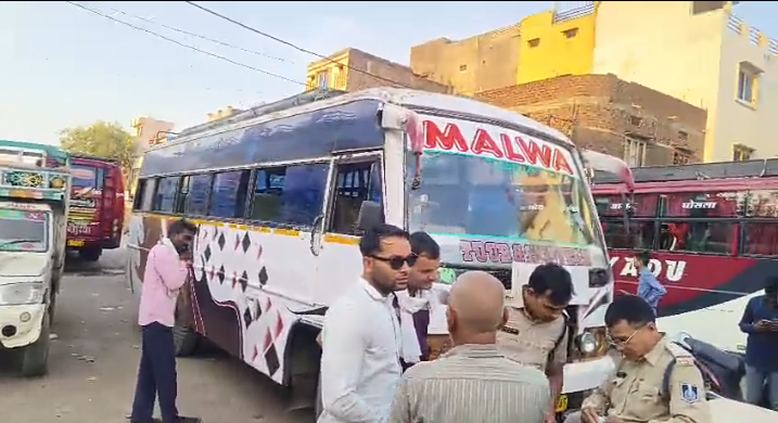 नियम विरुद्ध चल रही बसों पर की चालानी कार्यवाही