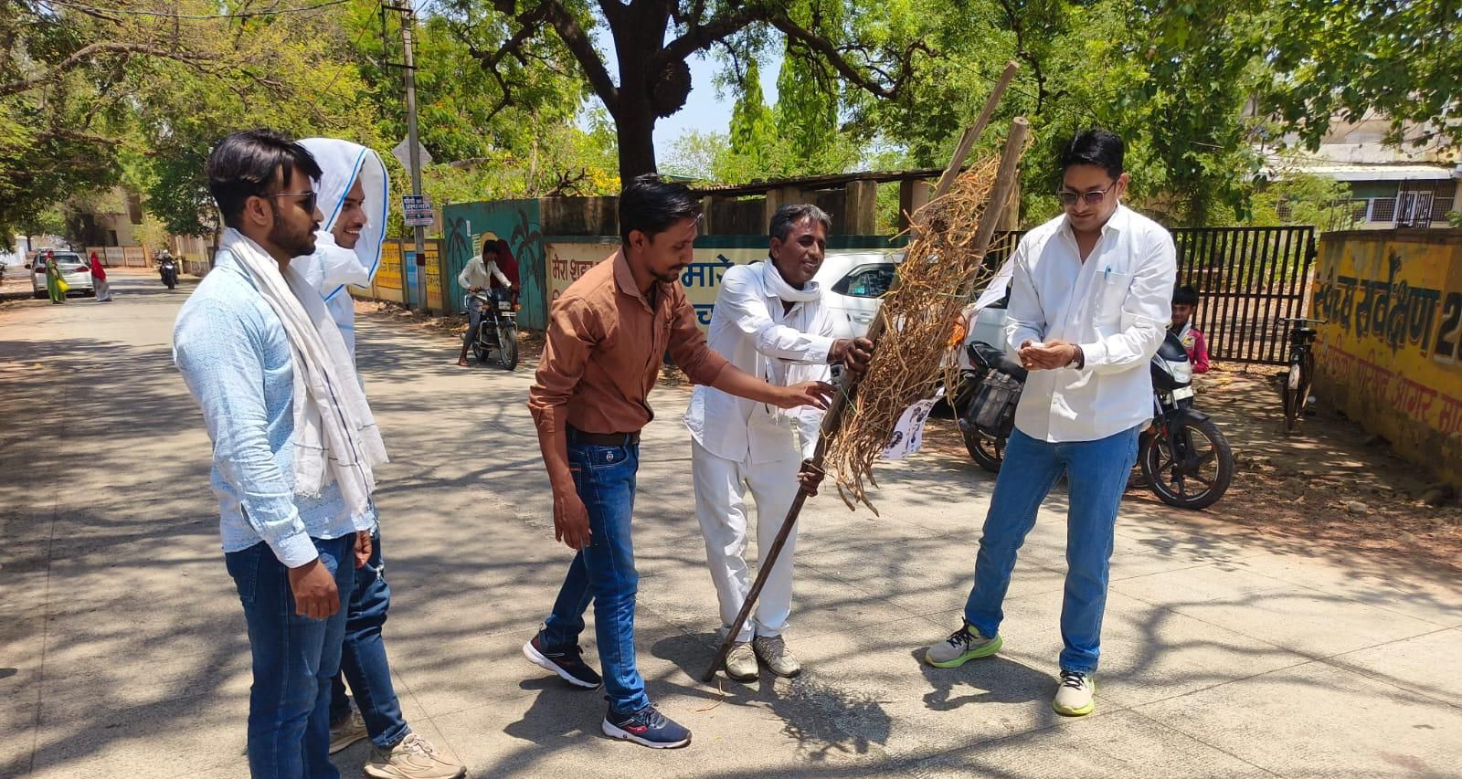 पार्टी छोड़ने वाले नेताओं के पुतले फूंके