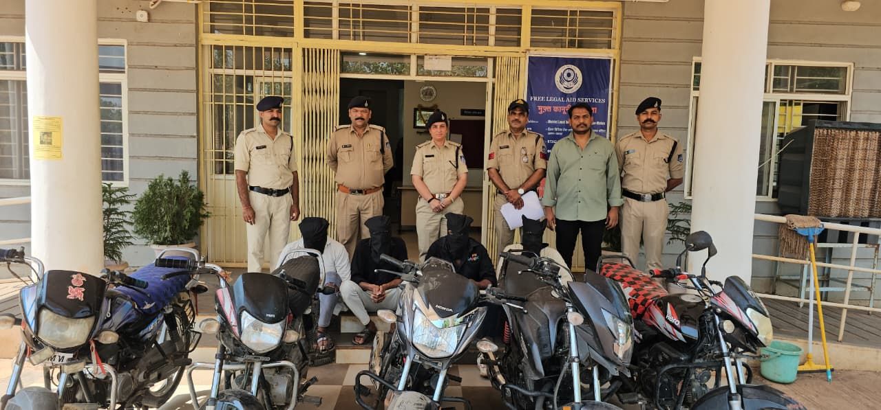  4 आरोपी गिरफ्तार, 5 चोरी की बाइक बरामद 