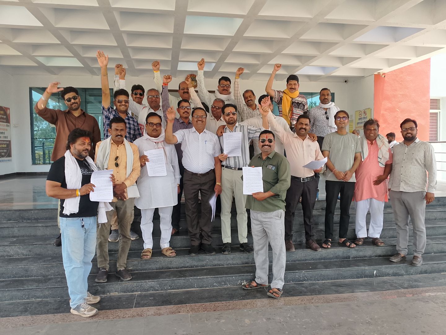 अरिहंत वैली एवं तिरुपति कॉलोनी के रहवासियों ने डिप्टी कलेक्टर को सौंपा ज्ञापन, मूलभूत सुविधाएं नहीं मिलने का लगाया आरोप।