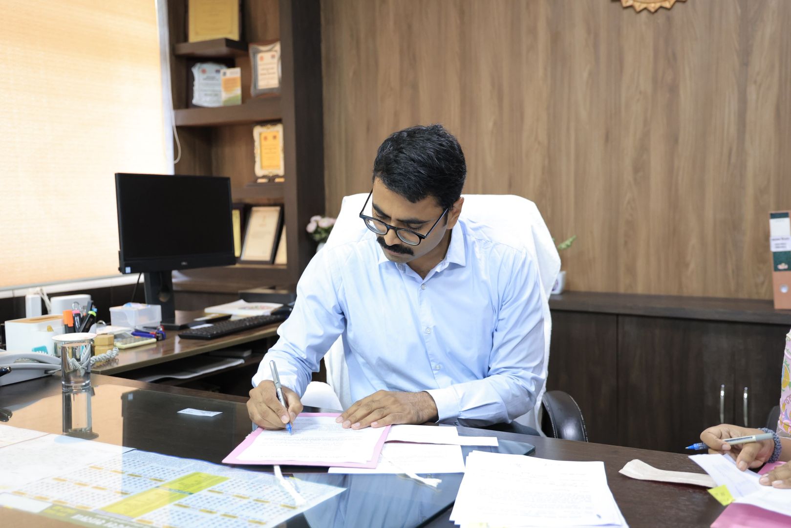  नवागत कलेक्टर डॉ. शेर सिंह मीना ने संभाला आगर जिले का कार्यभार क्या भू-माफिया और अवैध अतिक्रमण पर होगी बड़ी कार्रवाई? 