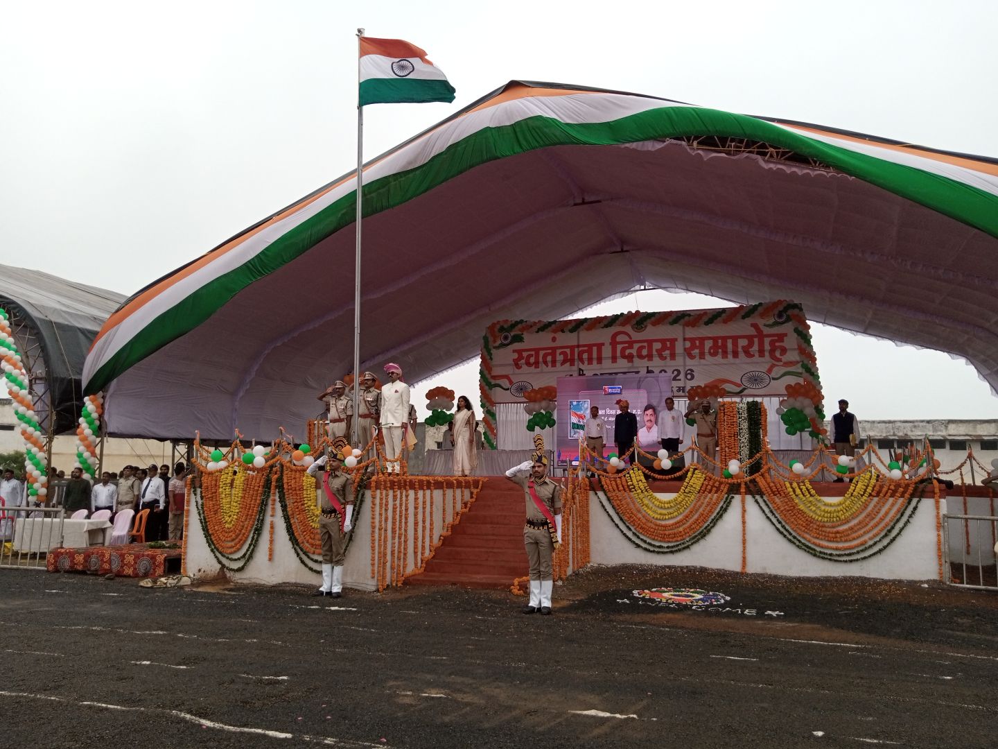 कलेक्टर ने ली भव्य परेड की सलामी