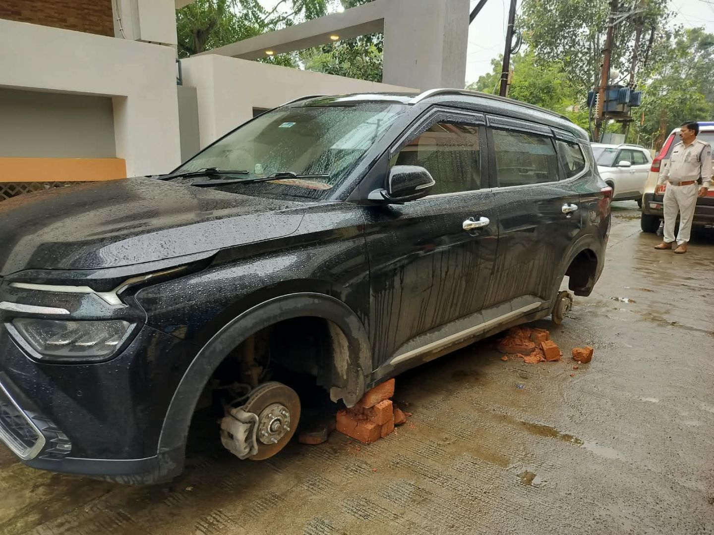 कार के दो पहिए निकालकर ले गए चोर, पुलिस ने सीसीटीवी फुटेज खंगालना शुरू किया