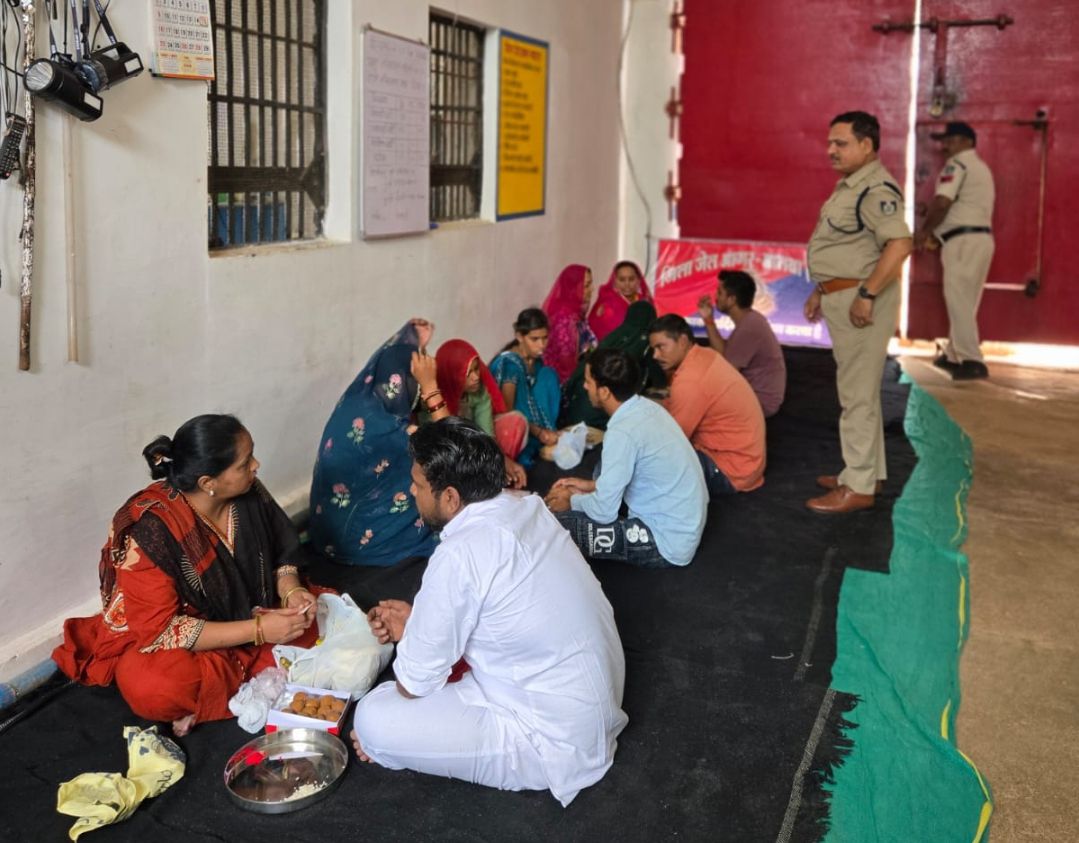 आगर जिला जेल में 97 बंदी भाइयों की कलाई पर सजी राखी खुली मुलाकात में 258 बहनों और 53 बच्चों ने बंदी भाइयों से की मुलाकात