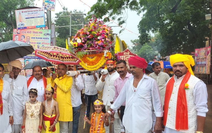 आकर्षक झांकियों ने मोहा मन