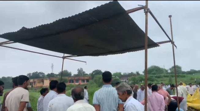 कीचड़ और दलदल के बीच शव को कंधे पर लेकर श्मशान पहुंचते ग्रामीण।
