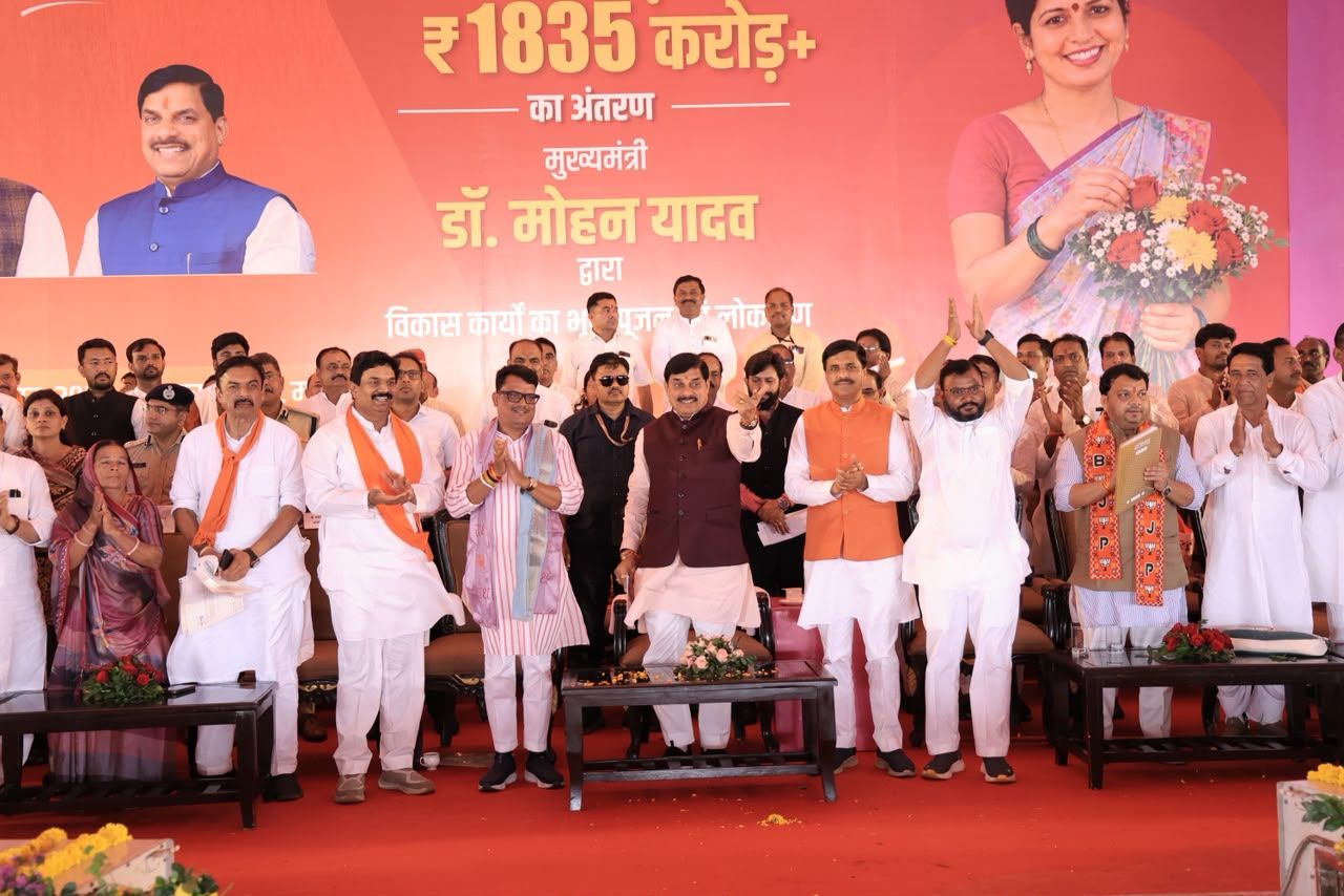 लेकिन कीचड़ में परेशान हुईं लाड़ली बहनें