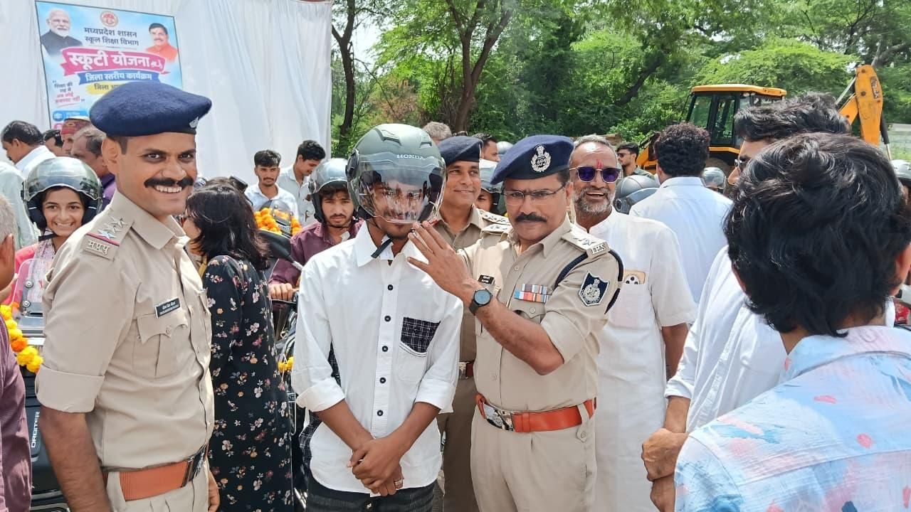 एसपी ने 30 विद्यार्थियों को हेलमेट देकर कहा- सफलता के साथ सुरक्षित सफर भी जरूरी