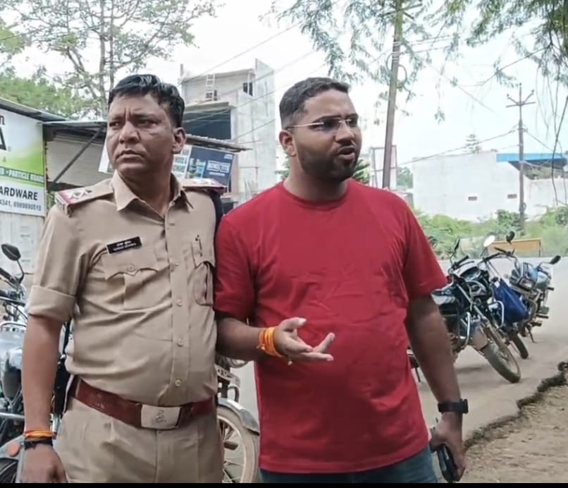 एनएसयूआई राष्ट्रीय महासचिव अंकुश भटनागर। सहित अन्य कार्यकर्ता को हिरासत में लिया।