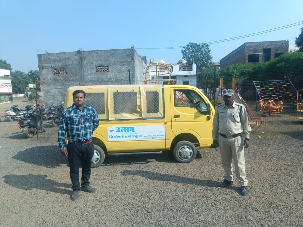 चालानी कारर्वाई करते अधिकारी