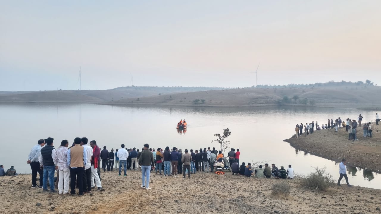 आगर मालवा: तुलजा सरोवर में डोंगी पलटने से डूबे युवक, SDRF का रेस्क्यू जारी