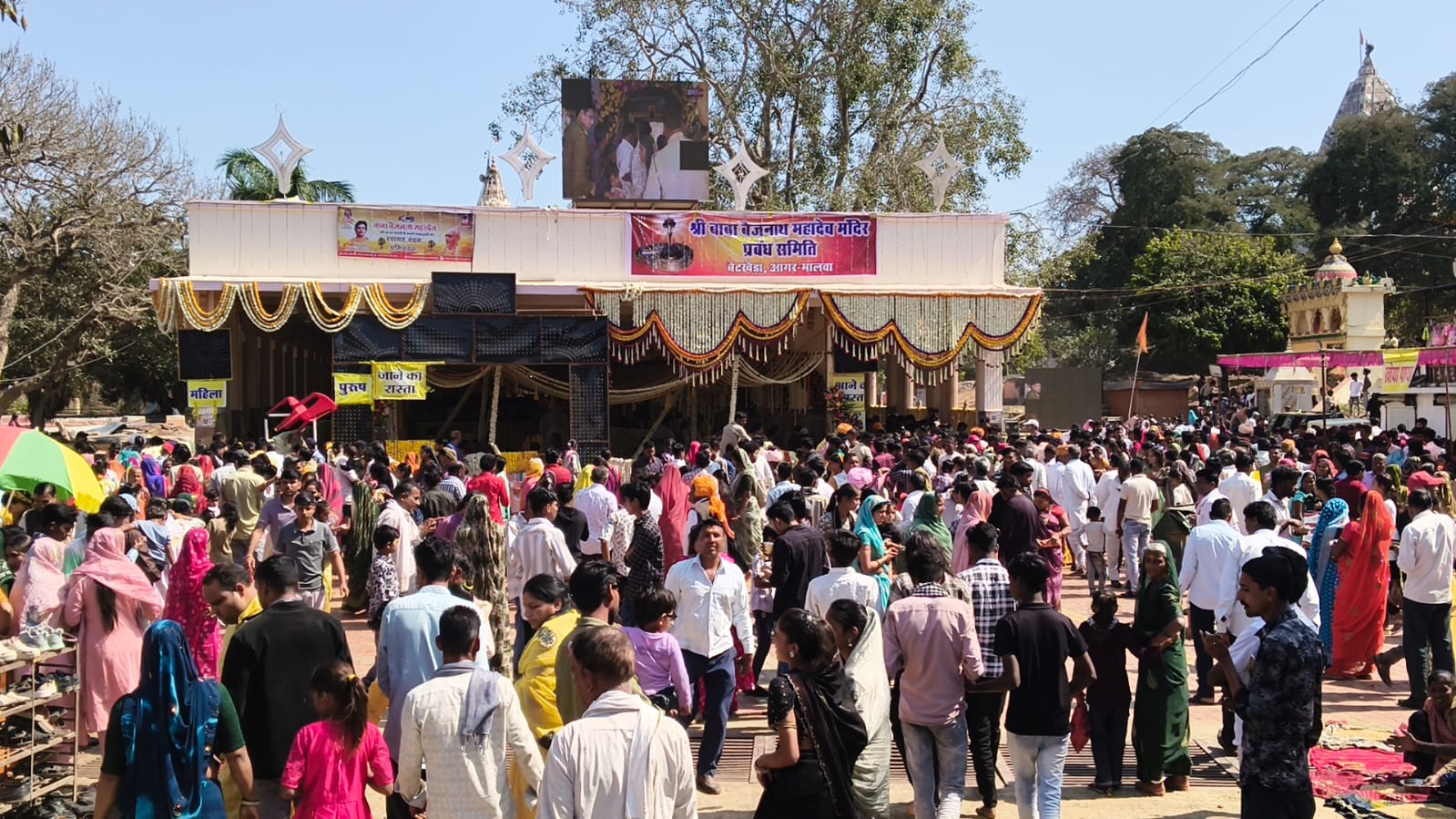 बाबा बैजनाथ मंदिर में महाशिवरात्रि पर उमड़ा आस्था का सैलाब, सुबह से लगी लंबी कतारें