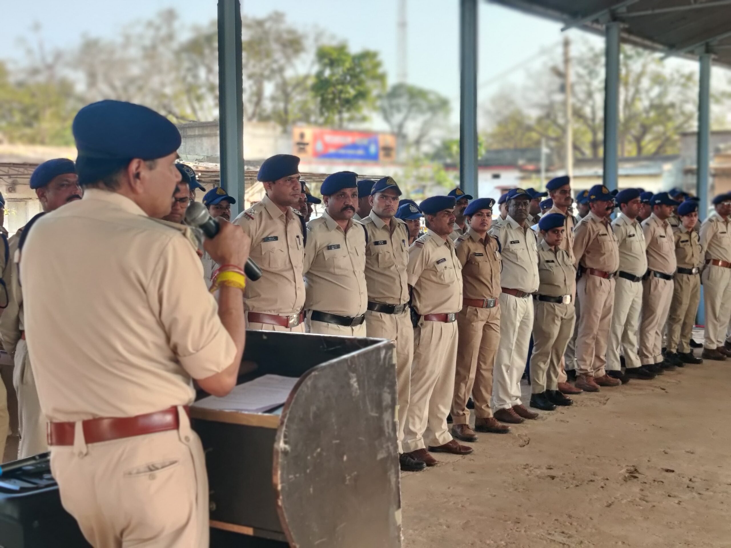 त्योहारों पर शांति की तैयारी: पुलिस की विशेष ब्रीफिंग, 4 मार्च तक हाई अलर्ट